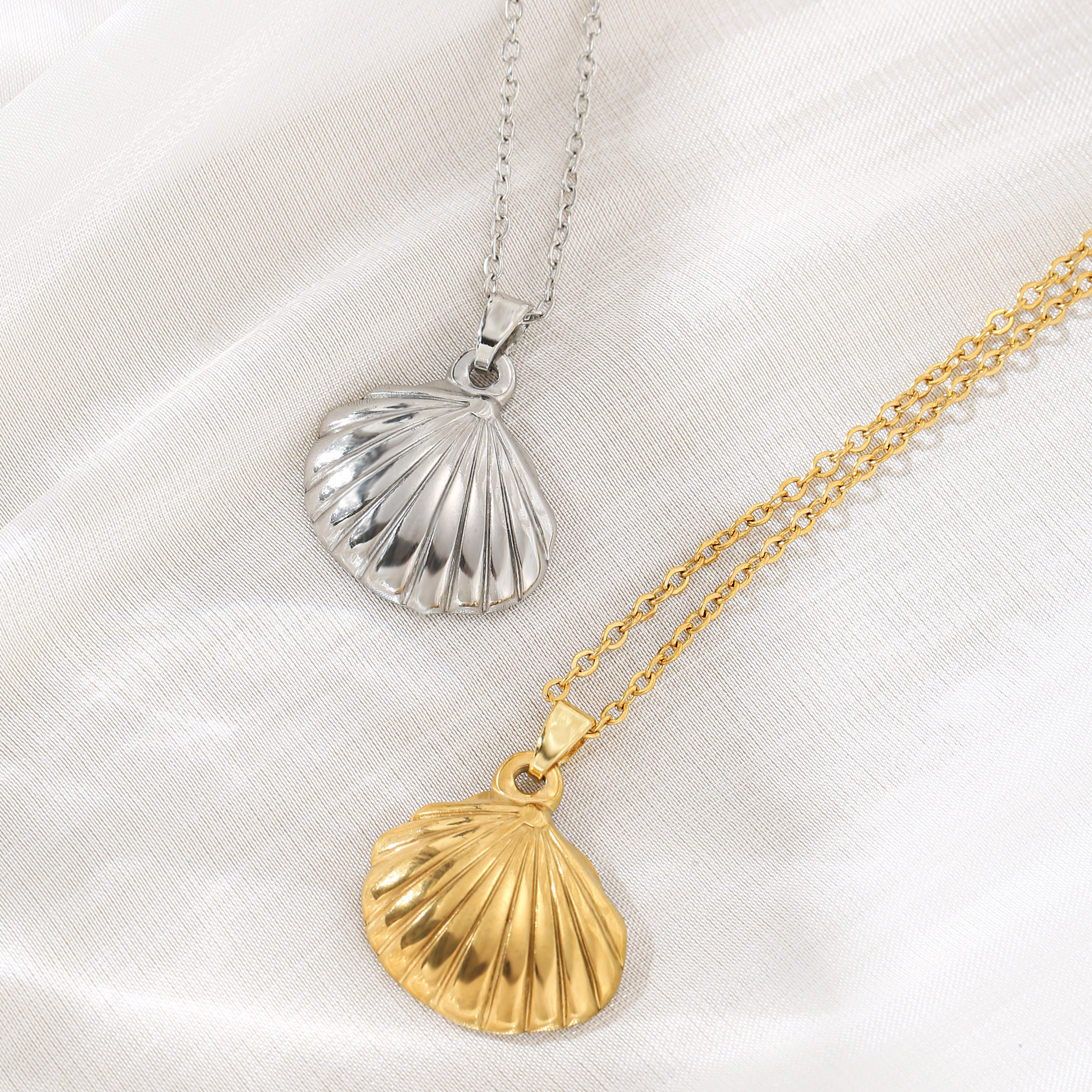Women's Shell-Shaped Stainless Steel Necklace for Beach Vacations